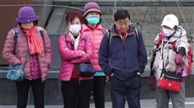 白天冷氣團減弱　氣溫稍回升（1）中央氣象署29日指出，白天強烈大陸冷氣團逐漸減弱，氣溫稍回升，北部及宜蘭、花蓮高溫約攝氏16至19度，中南部高溫21至23度，但日夜溫差大，入夜之後氣溫下降快速。圖為南港車站民眾穿著厚重冬衣出門。中央社記者鄭傑文攝　113年12月29日