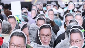 ▲民眾黨於自由廣場舉行【111拒絕綠色威權 還我司法正義】集會活動，柯文哲面具（圖／記者鄭孟晃攝影）