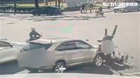 台北市信義分局林姓警員騎車行經松仁路及忠孝東路五段口時遭轎車追撞倒地。（圖／翻攝畫面）