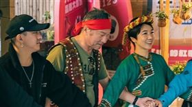 黃遠、黃仲崑、LuLu體驗原鄉舞蹈。（圖／嘉蘭休閒農業發展協會提供）