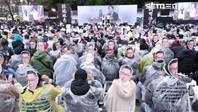 ▲民眾黨於自由廣場舉行【111拒絕綠色威權 還我司法正義】集會活動，支持者帶柯文哲面具（圖／記者鄭孟晃攝影）