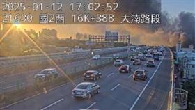 桃園市福林街移工宿舍大火，連國道2號用路人都看得到濃煙。（圖／翻攝自國道1968）