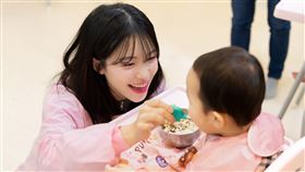 李多慧陪伴孩童。（圖／奧比懷登公關提供）