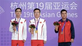 鄭惟桐（中）、趙鑫鑫（左）拿下亞運象棋的金、銀牌。（圖片取自微博）