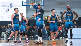 富邦勇士浪費多達24分領先，一度遭高雄鋼鐵人逆轉，好在關鍵時刻回穩，最終在客場驚險止敗。（圖／PLG聯盟提供）