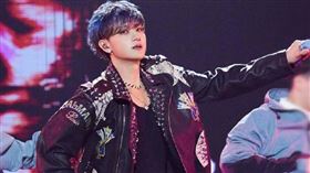 大陸男星黃子韜近期開始積極經營直播，還祭出粉絲福利，大手筆送出10輛車，引起熱議。（圖／翻攝自微博／黃子韜工作室）