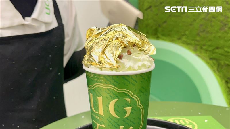 一杯288元！奢華奶蓋放「整片24K金箔」
