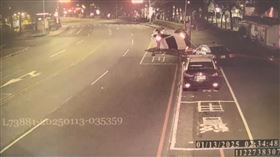 淡水警警車凌晨突遭撞。（圖／翻攝畫面）