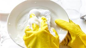科技海綿方便又能迅速除汙，因此廣受主婦喜愛，但專家提醒不可用於餐具、鍋具，以免將毒素吃下肚。（圖／123RF）
