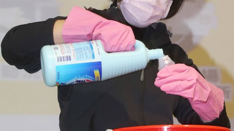 婦漂白水洗廁所肺變白　竟出動葉克膜救命