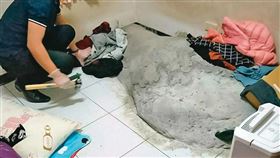 葬儀社人員協助警方敲開水泥塚，最後找出屍體，過程十分靈異。（翻攝畫面）