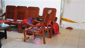 警方在葉家客廳的木椅、電視櫃、神明桌，採集到死者的血跡。（翻攝畫面）