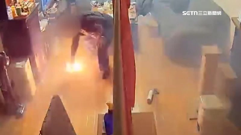 爆炸鋰電池噴火亂竄　男子維修險燒自家