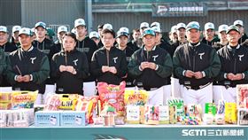 ▲台鋼雄鷹2025年春訓開訓典禮，領隊劉東洋、洪一中總教練帶領全隊團拜。（圖／記者劉彥池攝影）