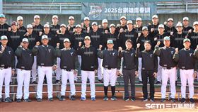 ▲台鋼雄鷹2025年春訓開訓典禮，領隊劉東洋、總教練洪一中帶領全隊呼口號。（圖／記者劉彥池攝影）