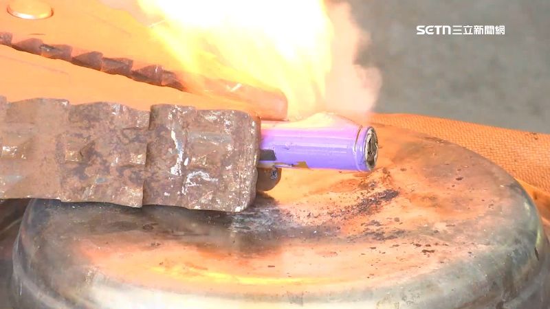 鋰電池燃燒分解「氧」　飆高溫難滅勿手抓