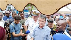 Manuel Valls在去年氣旋奇多襲擊後，到馬約特島現場勘災。圖片來源：翻攝自Manuel Valls臉書