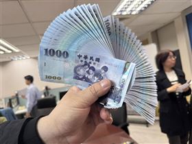 ▲過去支撐新台幣主力之一是靠出口商拋匯，但從新台幣這波走貶中，量能並未放大，顯示出口商多偏觀望。口商多偏觀望。（圖／師瑞德）
