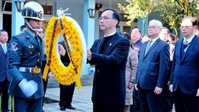 蔣經國逝世週年紀念  朱立倫盼柯文哲案勿枉勿縱國民黨主席朱立倫（前排左2）13日率領黨部人員出席前總統蔣經國逝世37週年紀念謁陵，代表獻花致意；對於前台北市長柯文哲抗告遭駁回，朱立倫說，希望法院秉持勿枉勿縱，展現台灣司法公平正義的一面。中央社記者吳睿騏桃園機場攝  114年1月13日