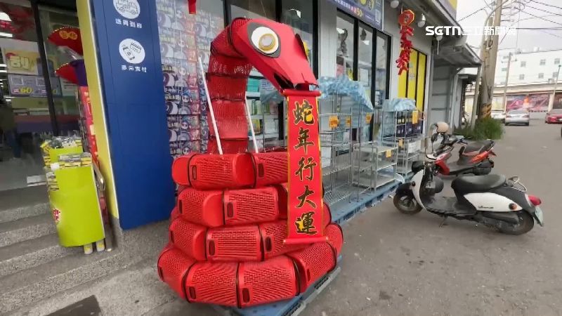 賣場員工創意應景！「大紅色籠蛇籃」吸睛