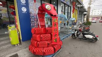 賣場員工創意應景！「大紅色籠蛇籃」吸睛