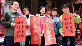 蘇巧慧赴汐止濟德宮發送春聯民進黨新北市黨部主委蘇巧慧（右3）12日到汐止濟德宮分送和總統賴清德、副總統蕭美琴聯名「六順和春」春聯，以及前總統蔡英文「豐衣足食、好住安行」春聯。（蘇巧慧提供）中央社記者王鴻國傳真  114年1月12日