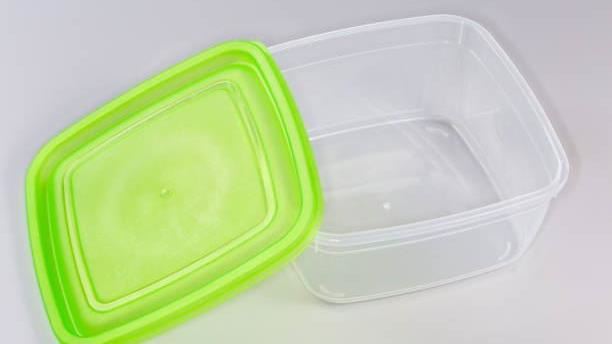 塑膠餐盒油垢好難洗　博主曝2不髒手妙招