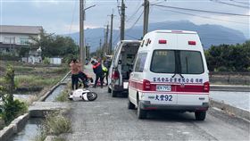 台東市今天（13日）下午發生一起嚴重車禍，一名洪姓女子（33歲）騎車行經成都南路一處巷弄時，不明原因撞上對向一輛農用車，女騎士拋飛20多公尺倒地，警消人員獲報到場救援，傷者送醫前無呼吸心跳，經醫院急救後雖恢復生命跡象，但仍有生命危險。