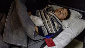 烏克蘭擄獲2名北韓士兵，當局審問中。（圖/翻攝自https://www.facebook.com/zelenskyy.official）