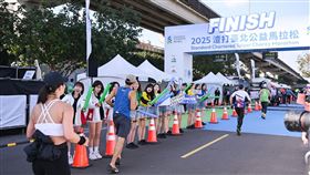 樂天女孩在渣打馬終點前用最賣力的舞蹈為跑友的最後衝刺階段加油打氣。（圖／渣打國際商業銀行提供）