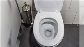 在外面上廁所，最怕一開門就看到坐墊上有尿。（示意圖／PIXABAY）