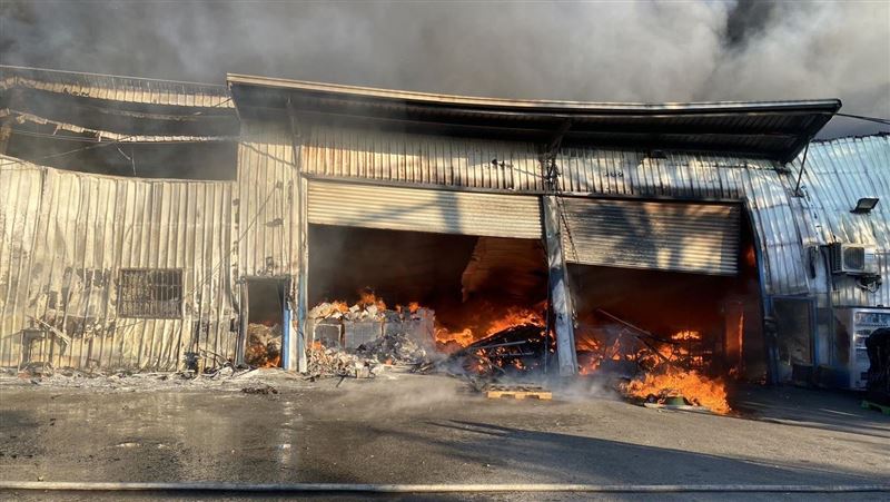 新／台中鐵皮倉庫陷火海！恐怖燃燒畫面曝