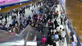 不少人搭捷運通勤，高峰時段車廂內更是人擠人。（圖／翻攝自CTWANT）

