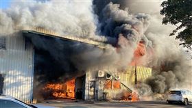 新／台中鐵皮倉庫陷火海！恐怖燃燒畫面曝