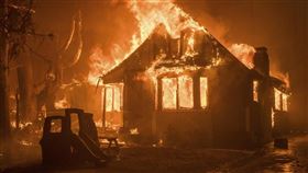 洛杉磯郊區高級社區太平洋斷崖8日野火肆虐，房屋皆被燒毀。（圖／美聯社／達志影像）