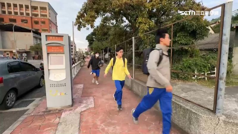 獨／高中生放學急奔　每天上演搶車大戰