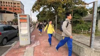 獨／高中生放學急奔　每天上演搶車大戰