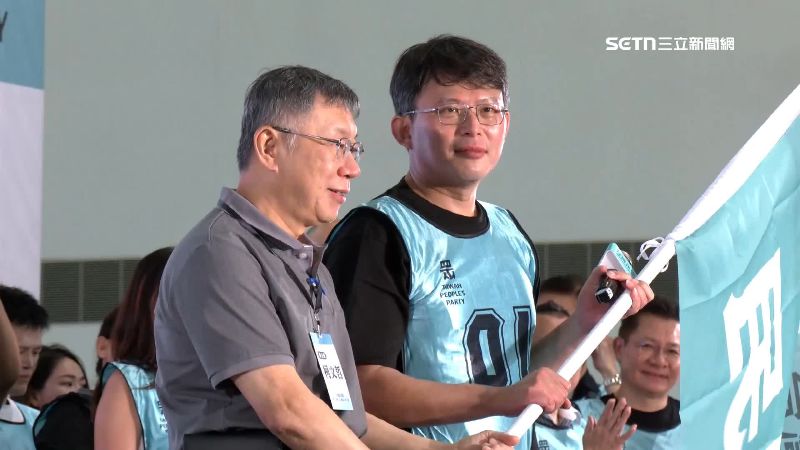 法官裁准柯文哲（左）7000萬交保，網上出現要求黃國昌讓位的聲浪。（資料照）