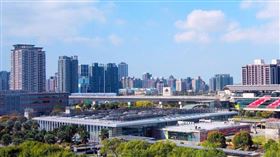 頂樓防水疑似沒做好，天花板出現大片水漬。（圖／翻攝自買房知識家臉書）