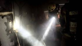 消防在4樓尋獲一名40歲女老師。（圖／翻攝畫面）
