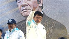 民眾黨司法節集會　黃國昌向群眾揮手致意台灣民眾黨「111釘孤枝！萬人捍衛司法正義」活動11日在自由廣場登場，民眾黨代理主席黃國昌（右）壓軸登場，向現場所有支持者揮手致意。中央社記者徐肇昌攝  114年1月11日