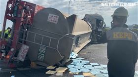 環保局目前已於槽車旁鋪設吸液棉片，側溝也做圍堵，避免滲出外圍農地。（圖／翻攝畫面）