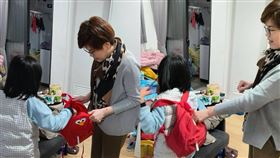 女童寒夜無衣穿　女警秒脫羽絨外套送暖（圖／翻攝畫面）