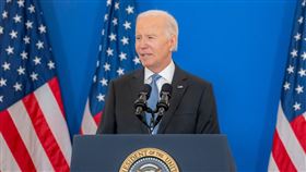 美國總統拜登今日宣布，未來的兩艘海軍航空母艦將以前總統、三軍統帥柯林頓（Bill Clinton）和小布希（George W. Bush）的名字來命名。（圖／翻攝自拜登臉書）