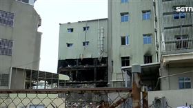 屏東縣東港安泰醫院去年10月發生火警造成9人罹難，縣府稽查後，發現醫院5棟建築違建面積達6000平方公尺，全院違建率達到47.2%，縣府1月3日前往D棟及電力中心張貼拆除公告，限期清除內部物品。安泰醫院於日前提出行政訴訟要求緩拆，遭法院駁回，縣府今天（14日）已調派大型機具進駐，將依法進行拆除作業。