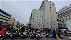 屏東縣東港安泰醫院去年10月發生火警造成9人罹難，縣府稽查後，發現醫院5棟建築違建面積達6000平方公尺，全院違建率達到47.2%，縣府1月3日前往D棟及電力中心張貼拆除公告，限期清除內部物品。安泰醫院於日前提出行政訴訟要求緩拆，遭法院駁回，縣府今天（14日）已調派大型機具進駐，將依法進行拆除作業。