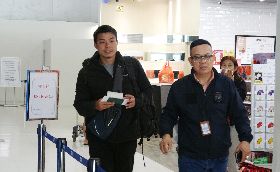 台灣火舞表演者搭機返台