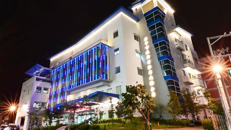 丈夫、小姑持電鋸大吵！媳婦勸架濺血送醫