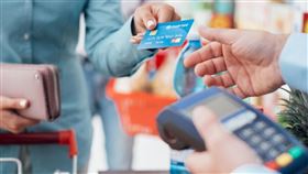 各家信用卡權益陸續出爐！袋鼠金融推薦2025必備神卡。（圖／袋鼠金融提供）