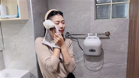 輕巧好移動的浴室暖烘機可同時熱烘毛巾。（圖／品牌業者提供）